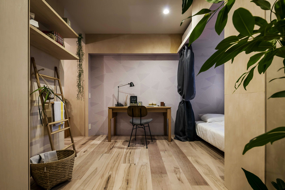 Foto de dormitorio contemporáneo con paredes púrpuras, suelo de madera pintada y suelo marrón