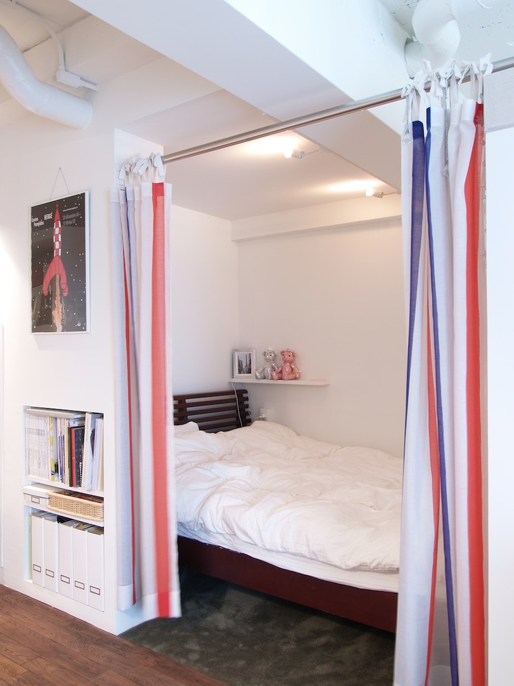 Immagine di una piccola camera matrimoniale stile marinaro con pareti bianche, moquette e nessun camino
