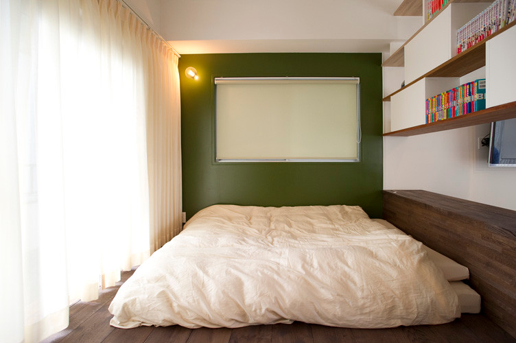 Cette photo montre une petite chambre parentale asiatique avec un mur vert, parquet foncé et aucune cheminée.