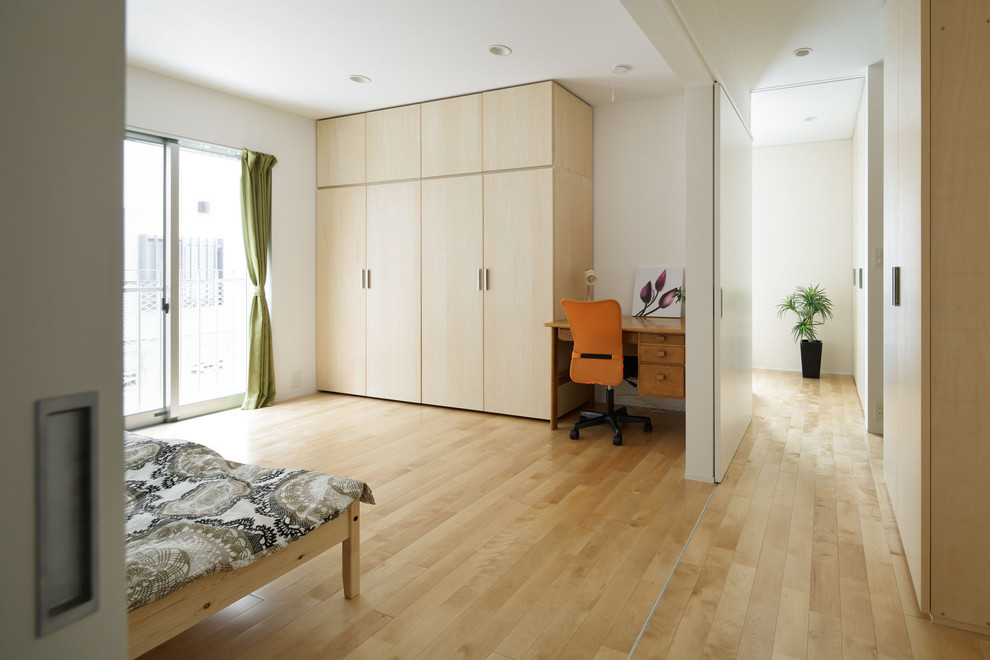 Пример оригинального дизайна: хозяйская спальня среднего размера с белыми стенами и светлым паркетным полом без камина