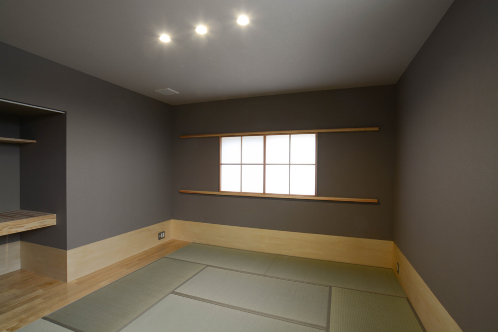 Cette photo montre une chambre parentale asiatique de taille moyenne avec un mur gris et un sol de tatami.