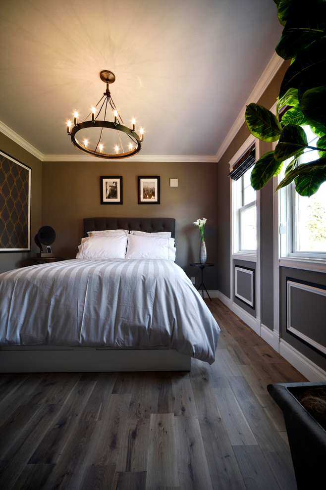 Свежая идея для дизайна: спальня в стиле неоклассика (современная классика) с серыми стенами, паркетным полом среднего тона и коричневым полом - отличное фото интерьера