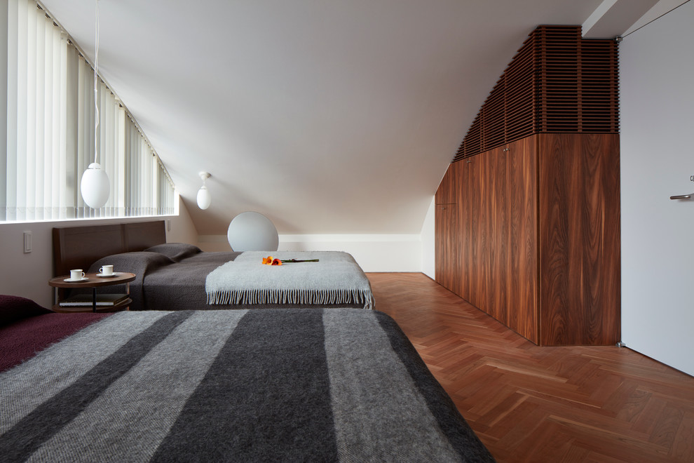 Стильный дизайн: хозяйская спальня среднего размера в стиле модернизм с белыми стенами и паркетным полом среднего тона без камина - последний тренд
