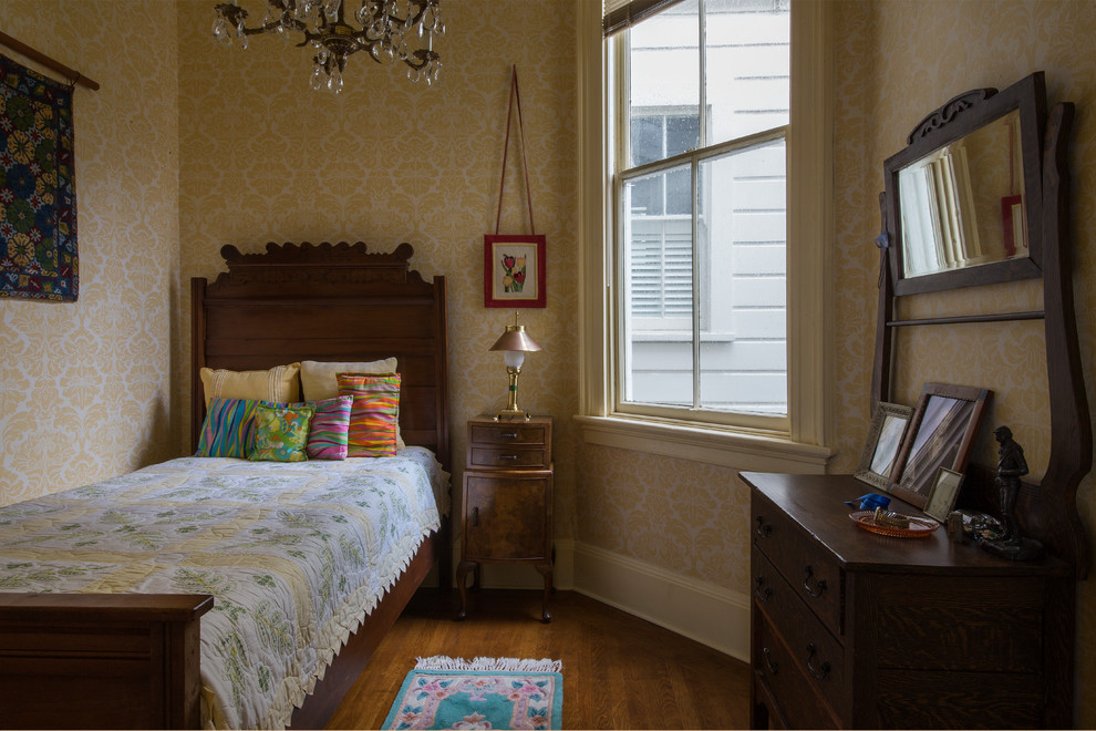 他の地域にある小さなエクレクティックスタイルのおしゃれな寝室 (黄色い壁、無垢フローリング) のレイアウト