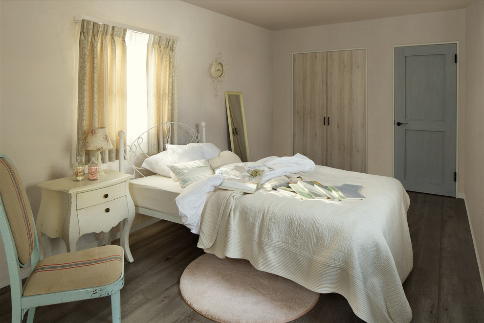Diseño de dormitorio romántico con paredes blancas, suelo de madera pintada y suelo gris