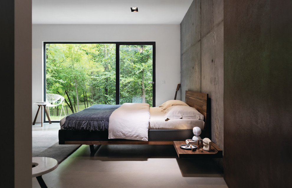 На фото: спальня в стиле лофт с разноцветными стенами и серым полом
