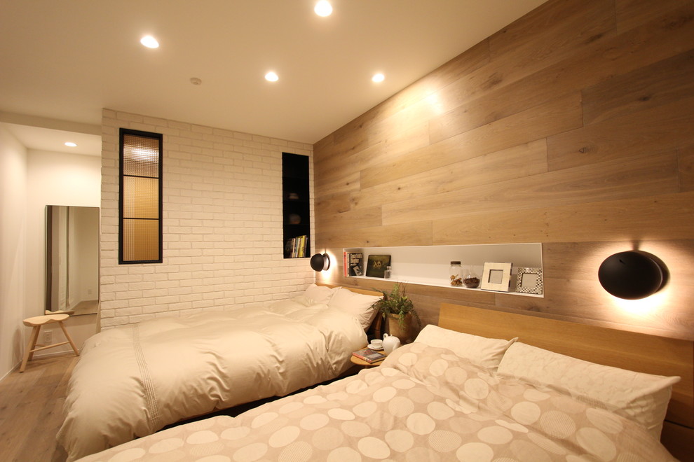 Nordisches Schlafzimmer mit bunten Wänden, hellem Holzboden und braunem Boden in Fukuoka