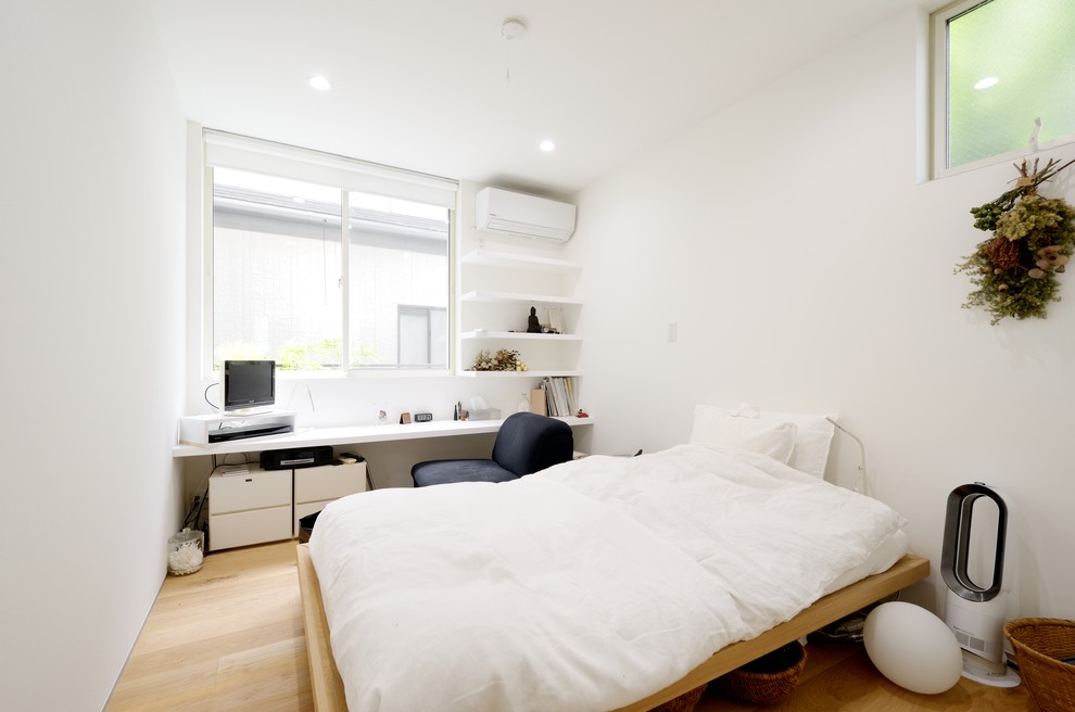 東京23区にあるモダンスタイルのおしゃれな主寝室 (白い壁、淡色無垢フローリング、暖炉なし、白い床) のレイアウト