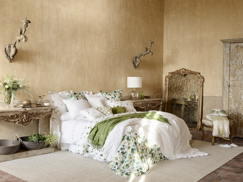 Foto di una camera da letto stile shabby con pareti beige