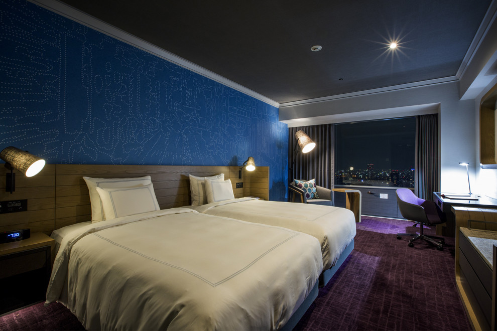 Modelo de habitación de invitados escandinava extra grande sin chimenea con paredes azules, moqueta, suelo violeta, papel pintado y papel pintado