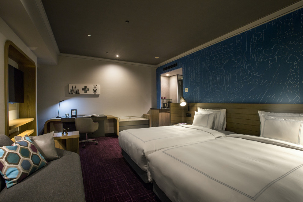 大阪にある巨大な北欧スタイルのおしゃれな客用寝室 (青い壁、カーペット敷き、暖炉なし、紫の床、クロスの天井、壁紙) のインテリア
