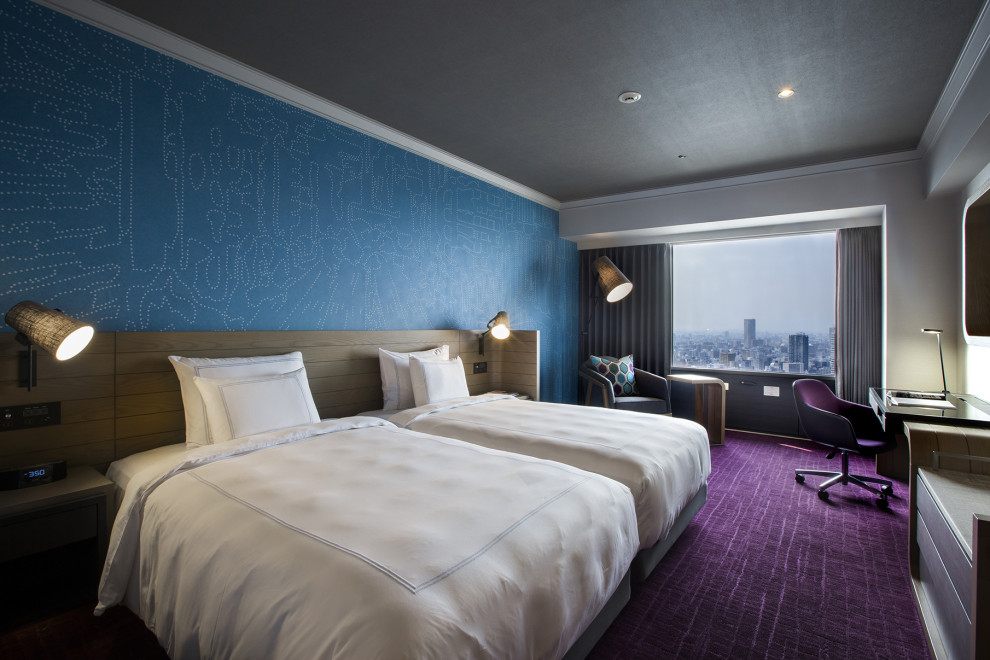 Идея дизайна: огромная гостевая спальня (комната для гостей) в скандинавском стиле с синими стенами, ковровым покрытием, фиолетовым полом, потолком с обоями и обоями на стенах без камина