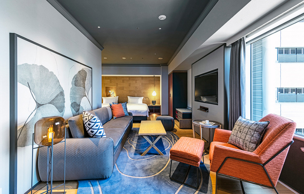 Идея дизайна: огромная гостевая спальня (комната для гостей) в скандинавском стиле с коричневыми стенами, светлым паркетным полом, коричневым полом, потолком с обоями и деревянными стенами без камина