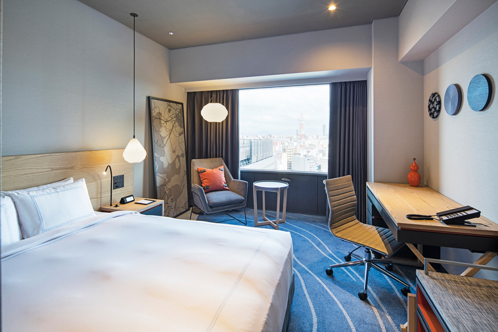 Пример оригинального дизайна: огромная гостевая спальня (комната для гостей) в скандинавском стиле с белыми стенами, ковровым покрытием, синим полом, потолком с обоями и обоями на стенах без камина