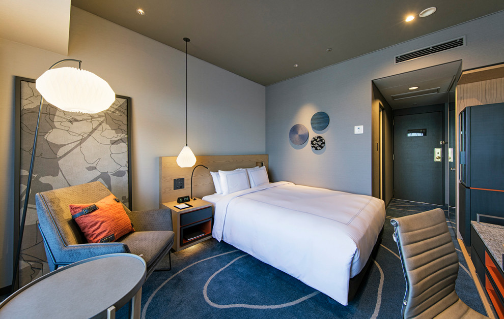 Diseño de habitación de invitados nórdica extra grande sin chimenea con paredes blancas, moqueta, suelo azul, papel pintado y papel pintado