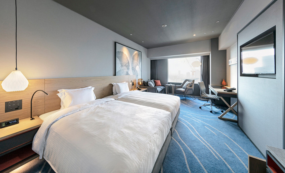 Стильный дизайн: огромная гостевая спальня (комната для гостей) в скандинавском стиле с белыми стенами, ковровым покрытием, синим полом, потолком с обоями и обоями на стенах без камина - последний тренд