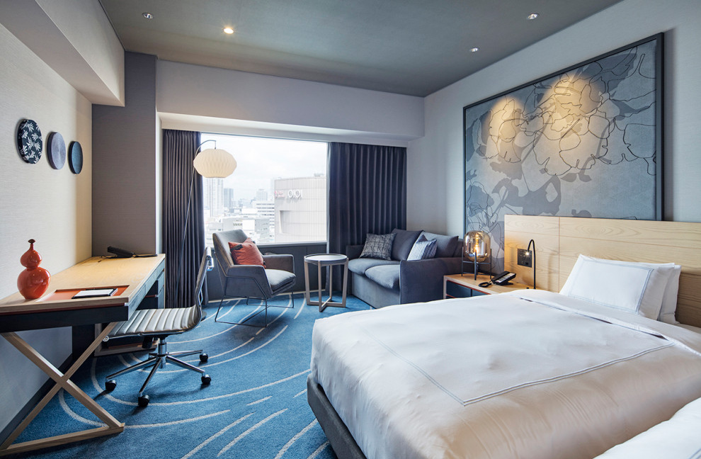 Пример оригинального дизайна: огромная гостевая спальня (комната для гостей) в скандинавском стиле с белыми стенами, ковровым покрытием, синим полом, потолком с обоями и обоями на стенах без камина