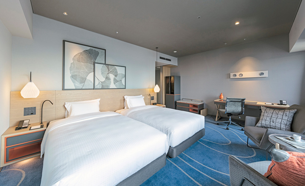 Идея дизайна: огромная гостевая спальня (комната для гостей) в скандинавском стиле с белыми стенами, ковровым покрытием, синим полом, потолком с обоями и обоями на стенах без камина