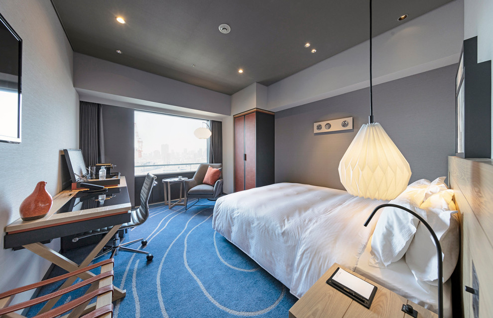 Geräumiges Nordisches Gästezimmer ohne Kamin mit weißer Wandfarbe, Teppichboden, blauem Boden, Tapetendecke und Tapetenwänden in Osaka