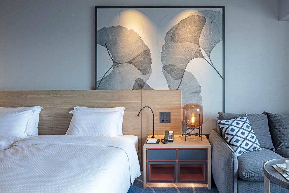 На фото: огромная гостевая спальня (комната для гостей) в скандинавском стиле с белыми стенами, ковровым покрытием, синим полом, потолком с обоями и обоями на стенах без камина с