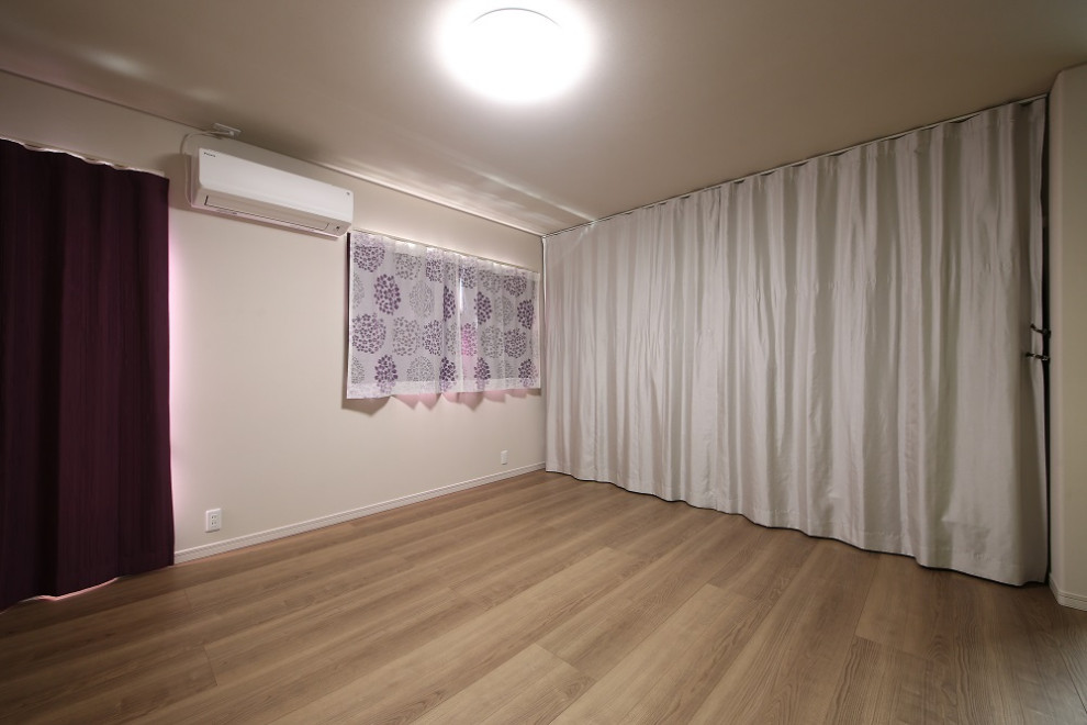 Asiatisches Hauptschlafzimmer mit weißer Wandfarbe, gebeiztem Holzboden und beigem Boden in Sonstige