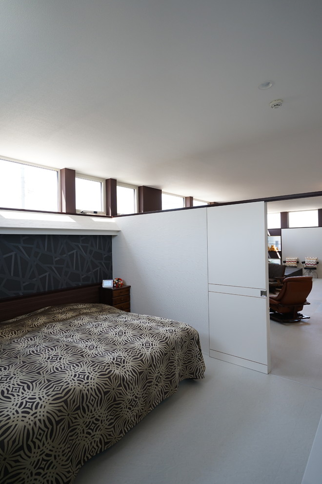 Idéer för ett litet modernt sovrum, med vita väggar och vitt golv