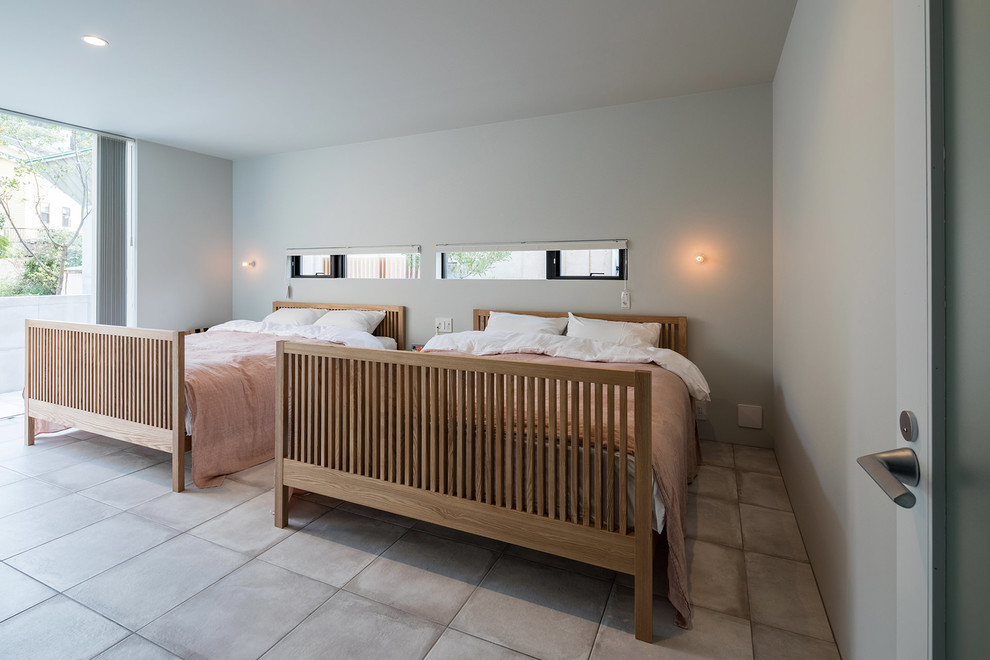 他の地域にあるコンテンポラリースタイルのおしゃれな寝室 (グレーの壁、コンクリートの床、グレーの床) のレイアウト