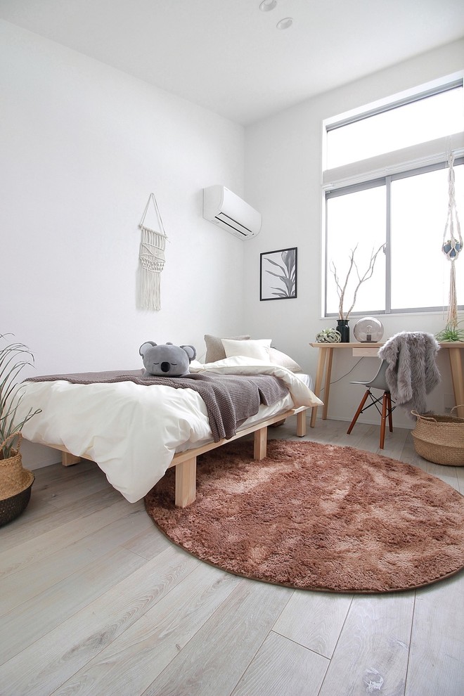 Industrial Schlafzimmer mit weißer Wandfarbe, gebeiztem Holzboden und grauem Boden in Tokio