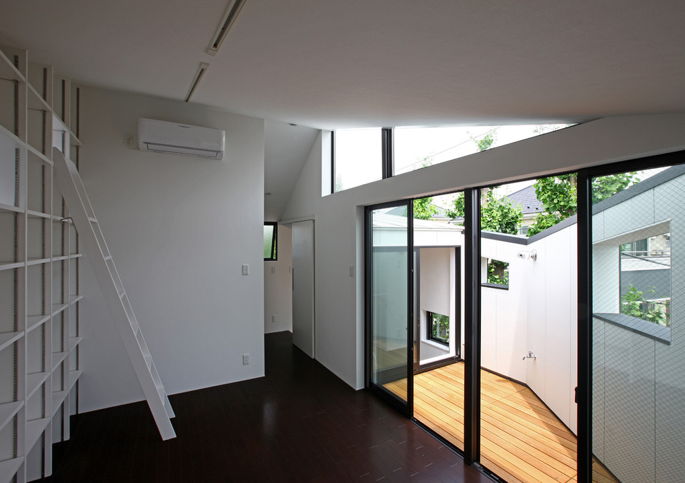 東京23区にある小さなコンテンポラリースタイルのおしゃれな主寝室 (白い壁、塗装フローリング、暖炉なし、茶色い床) のレイアウト