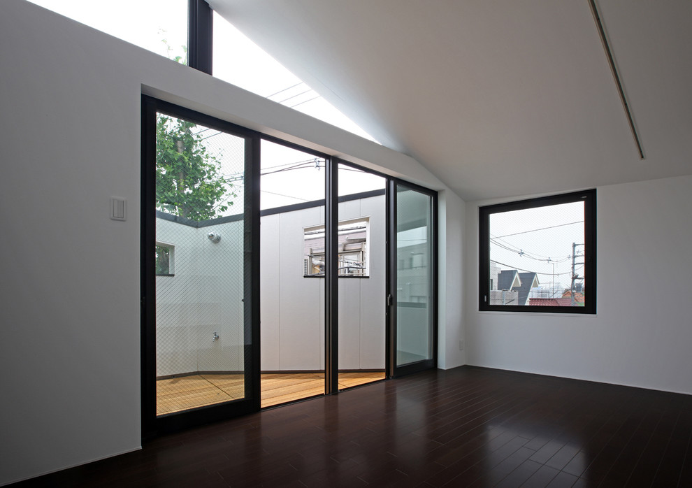 東京23区にある小さなコンテンポラリースタイルのおしゃれな主寝室 (塗装フローリング、暖炉なし、茶色い床) のインテリア