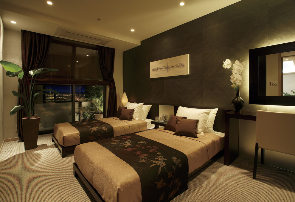 Пример оригинального дизайна: гостевая спальня (комната для гостей) в восточном стиле с бежевыми стенами, ковровым покрытием и бежевым полом без камина