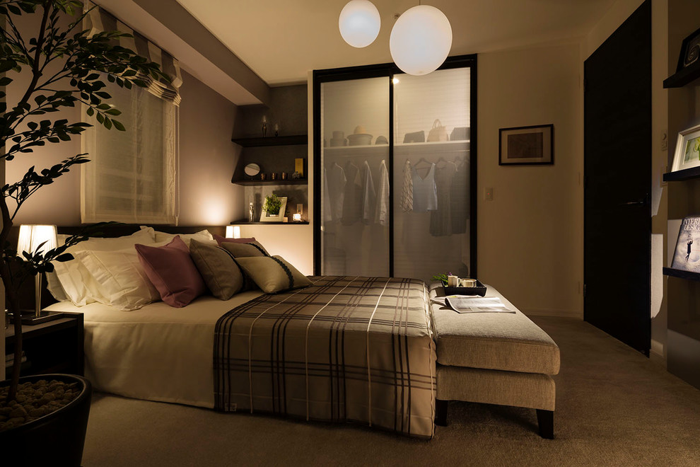 Immagine di una camera da letto moderna con pareti grigie e pavimento grigio