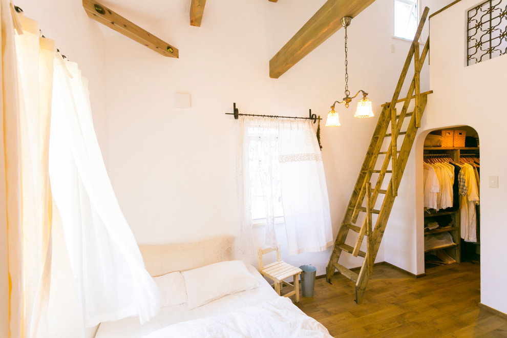 Idee per una piccola camera da letto stile loft mediterranea con pareti viola, parquet scuro e pavimento marrone