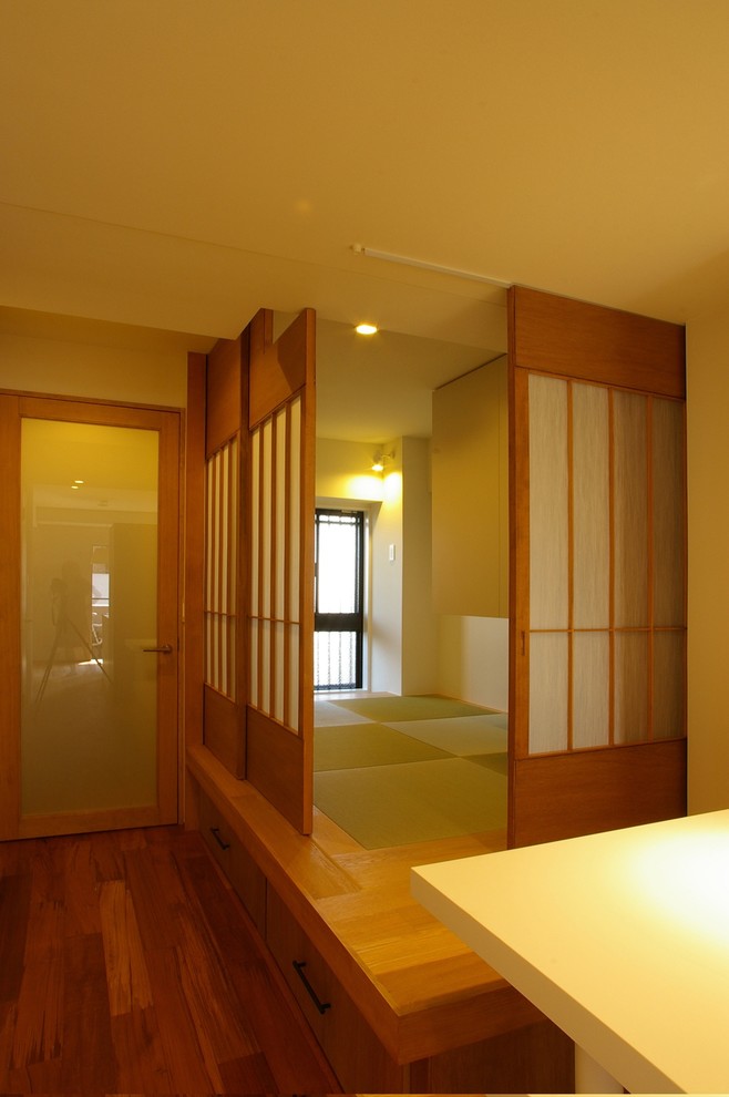 Пример оригинального дизайна: хозяйская спальня в стиле модернизм с белыми стенами, татами и бежевым полом