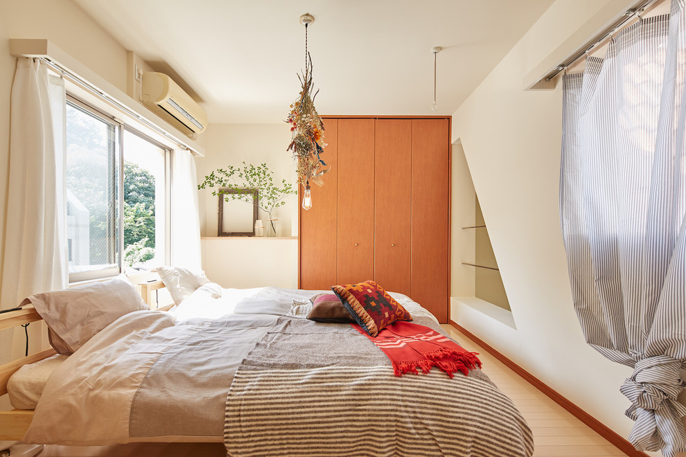 Modelo de dormitorio nórdico con paredes blancas