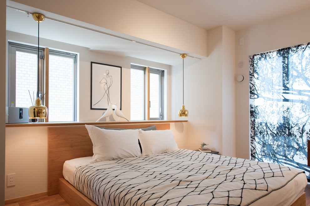 Foto de dormitorio asiático con paredes blancas, suelo de madera en tonos medios y suelo marrón