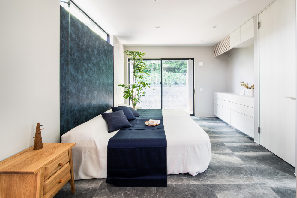Foto de dormitorio principal minimalista de tamaño medio sin chimenea con paredes grises, suelo vinílico, suelo gris, papel pintado y papel pintado