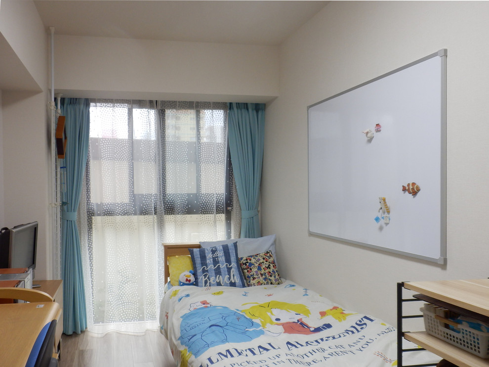 東京23区にある小さな北欧スタイルのおしゃれな寝室 (白い壁、カーペット敷き、茶色い床) のインテリア