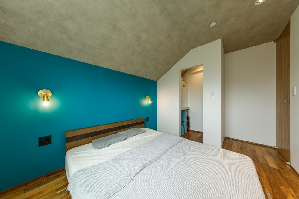 Diseño de dormitorio principal urbano de tamaño medio con paredes multicolor, suelo de madera en tonos medios, suelo marrón, papel pintado y papel pintado