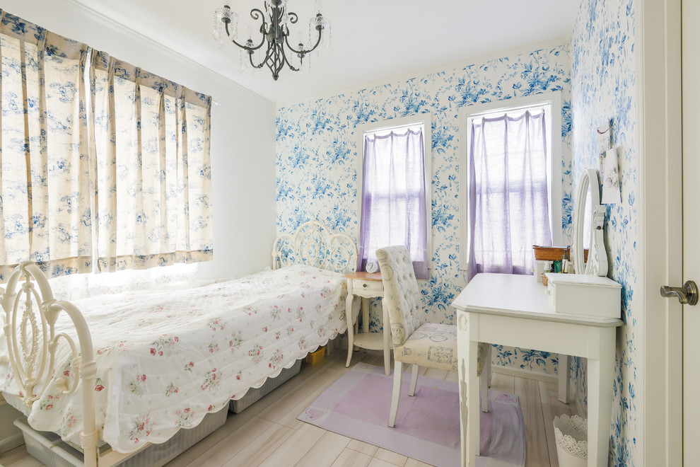 Aménagement d'une chambre romantique avec un mur multicolore, parquet peint et un sol beige.