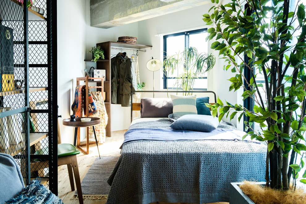 Idee per una camera da letto industriale con pareti bianche, parquet chiaro e pavimento beige