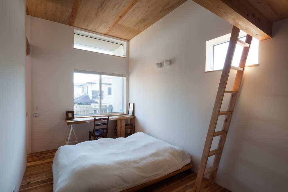 Mittelgroßes Modernes Hauptschlafzimmer mit weißer Wandfarbe und braunem Holzboden in Yokohama