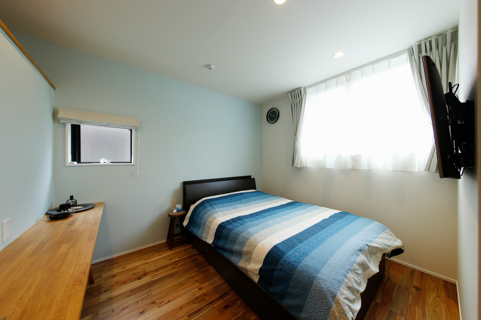 東京都下にある中くらいな地中海スタイルのおしゃれな主寝室 (白い壁、無垢フローリング、茶色い床)
