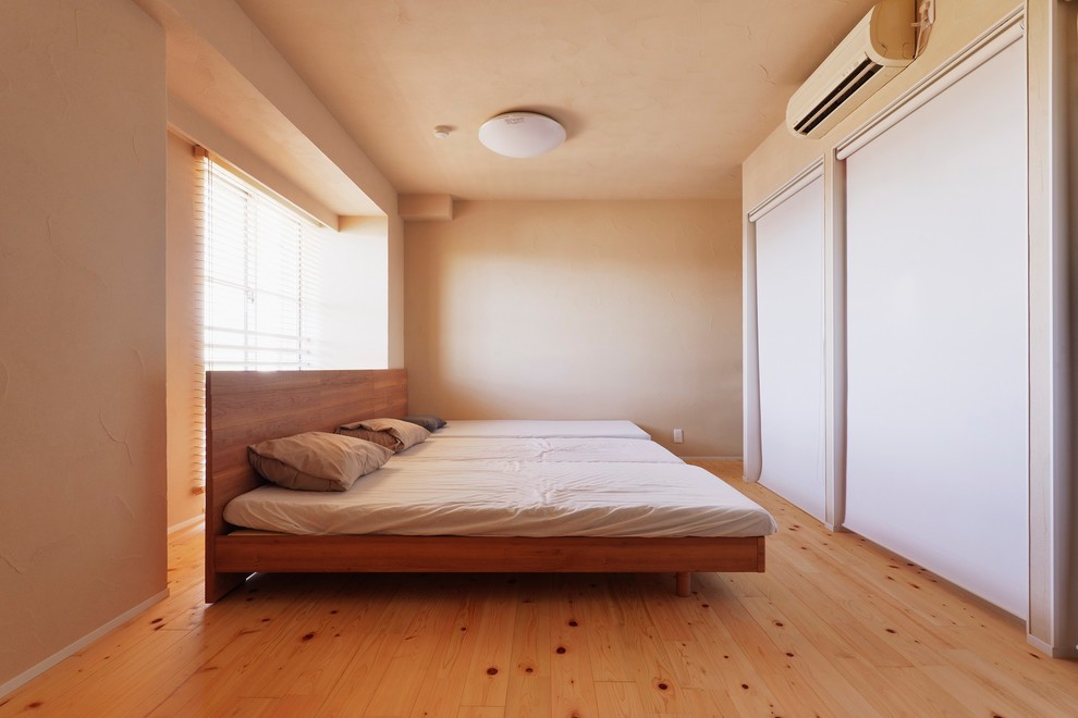 横浜にあるモダンスタイルのおしゃれな寝室 (ベージュの壁、淡色無垢フローリング、茶色い床) のインテリア