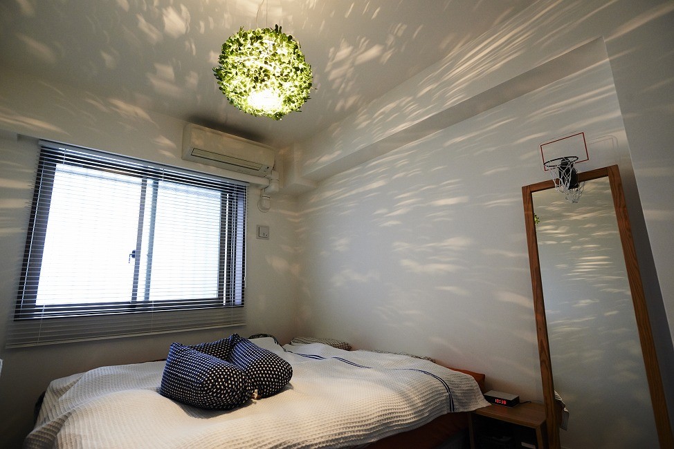 Foto de dormitorio principal actual de tamaño medio sin chimenea con paredes blancas, suelo de contrachapado y suelo marrón
