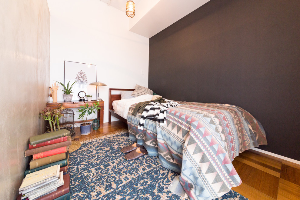 東京23区にある小さなモダンスタイルのおしゃれな寝室 (マルチカラーの壁、無垢フローリング、茶色い床) のレイアウト