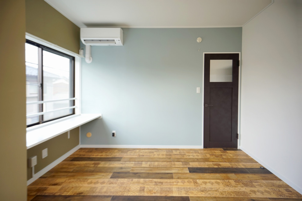 Mittelgroßes Schlafzimmer ohne Kamin mit grauer Wandfarbe, Sperrholzboden, braunem Boden, Tapetendecke und Tapetenwänden in Sonstige