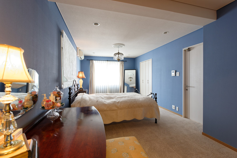 Immagine di una camera da letto boho chic con pareti blu e pavimento grigio