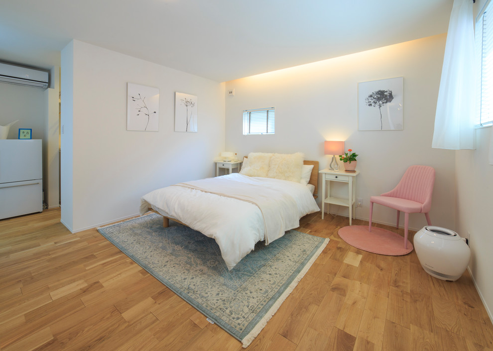 他の地域にある中くらいなコンテンポラリースタイルのおしゃれな主寝室 (白い壁、無垢フローリング、茶色い床)