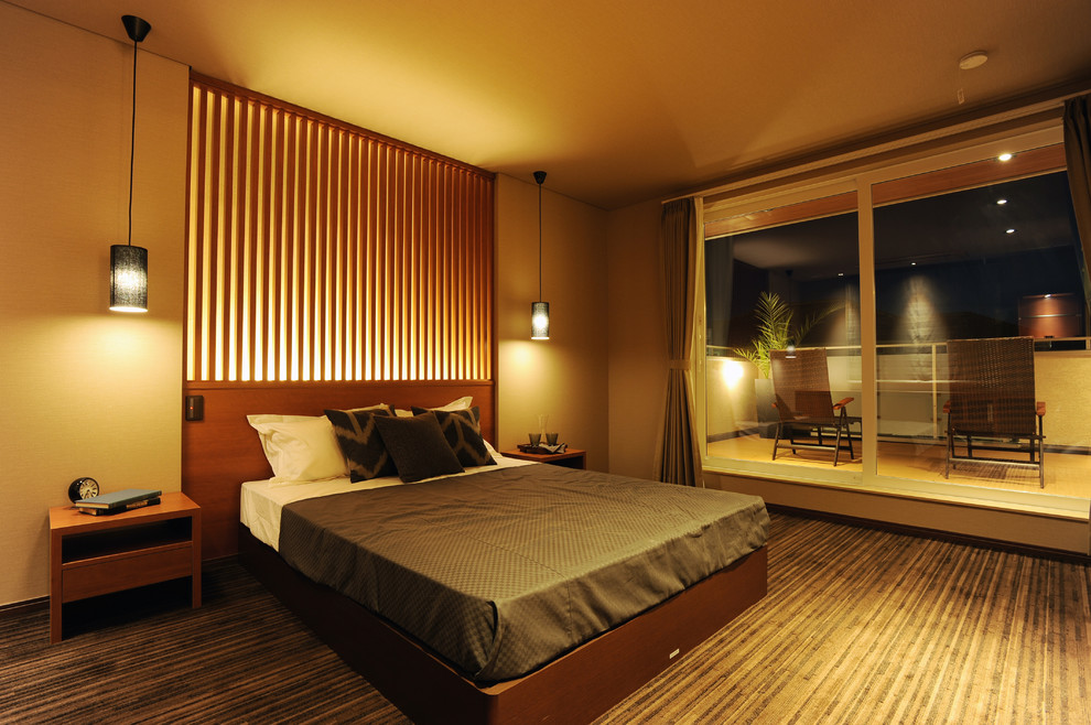 Идея дизайна: спальня в восточном стиле с коричневыми стенами, ковровым покрытием и серым полом